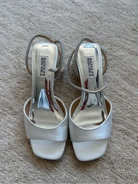 Badgley Mischka Silver and White Satin Heel Sandals sz 7